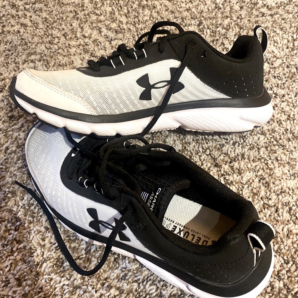 Men NWOT Under Armor tennis shoes! Size 7.5